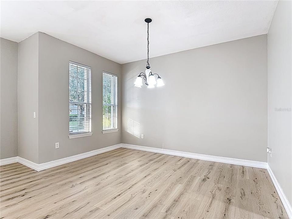 合同活跃: $419,714 (4 贝兹, 2 浴室, 2382 平方英尺)