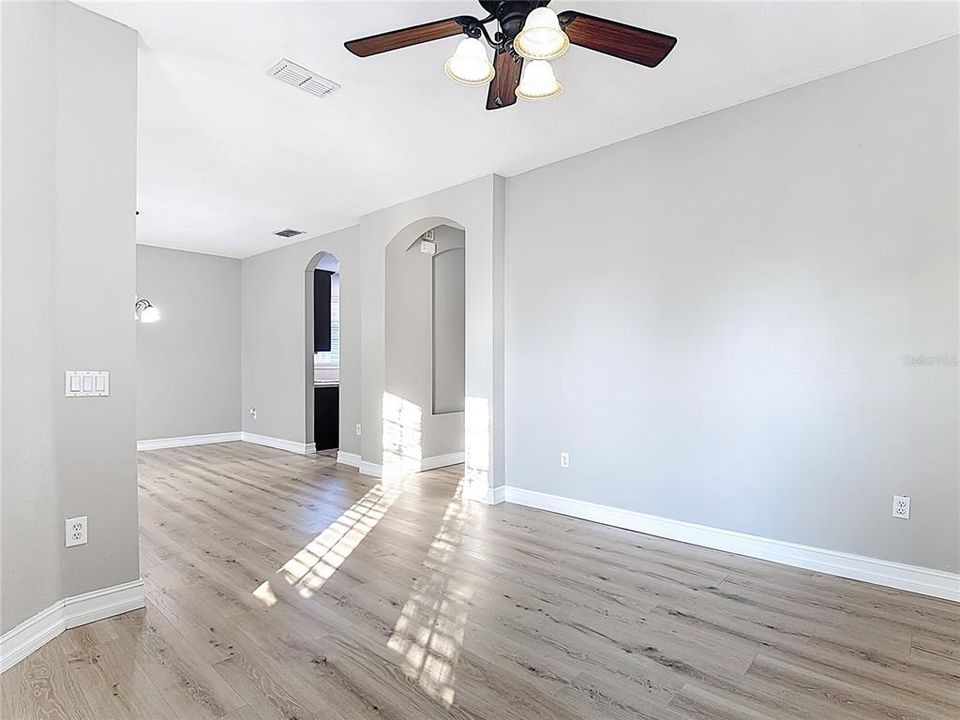 合同活跃: $419,714 (4 贝兹, 2 浴室, 2382 平方英尺)