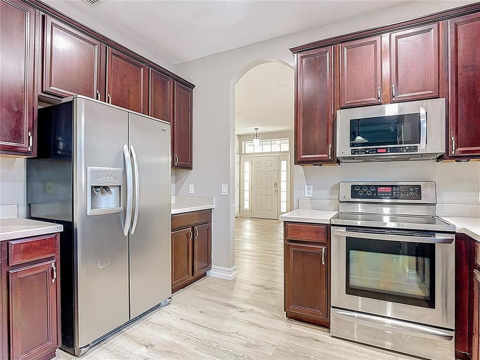 合同活跃: $419,714 (4 贝兹, 2 浴室, 2382 平方英尺)