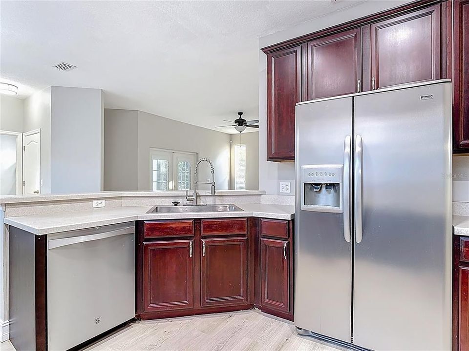 合同活跃: $419,714 (4 贝兹, 2 浴室, 2382 平方英尺)