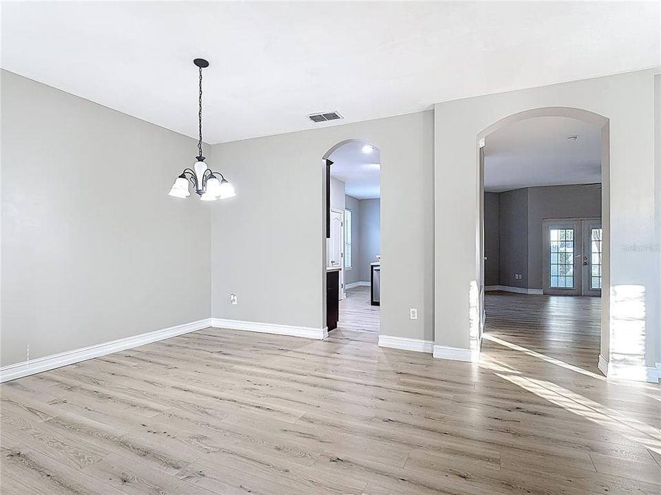 合同活跃: $419,714 (4 贝兹, 2 浴室, 2382 平方英尺)