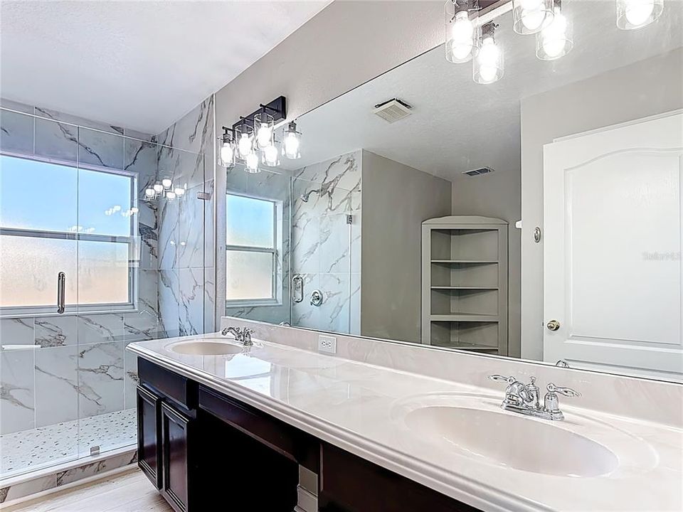 合同活跃: $419,714 (4 贝兹, 2 浴室, 2382 平方英尺)