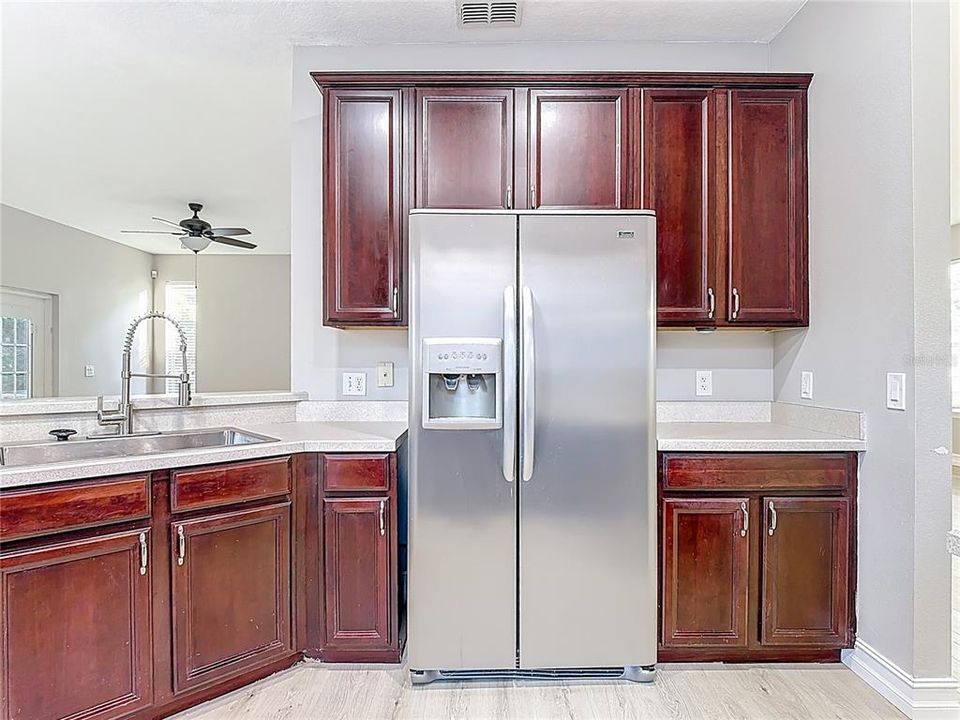 合同活跃: $419,714 (4 贝兹, 2 浴室, 2382 平方英尺)