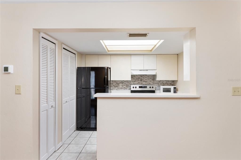 Под контрактом: $175,000 (2 спален, 2 ванн, 1106 Квадратных фут)