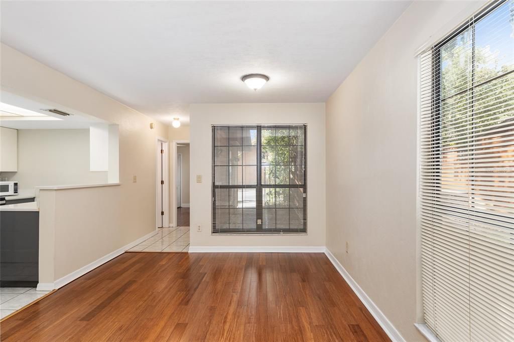 Под контрактом: $175,000 (2 спален, 2 ванн, 1106 Квадратных фут)