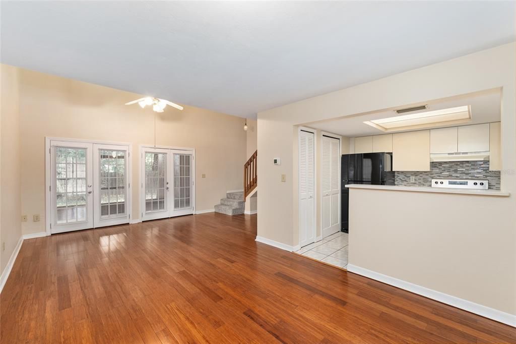 Под контрактом: $175,000 (2 спален, 2 ванн, 1106 Квадратных фут)