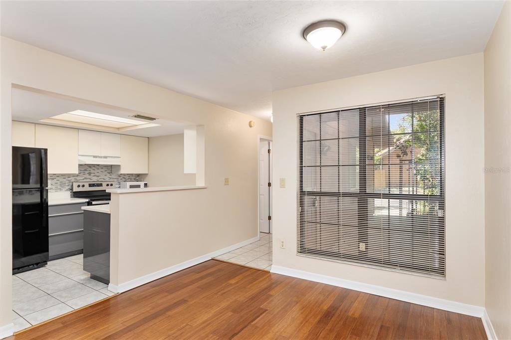 Под контрактом: $175,000 (2 спален, 2 ванн, 1106 Квадратных фут)