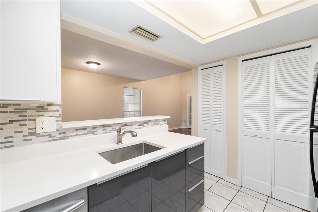 Под контрактом: $175,000 (2 спален, 2 ванн, 1106 Квадратных фут)