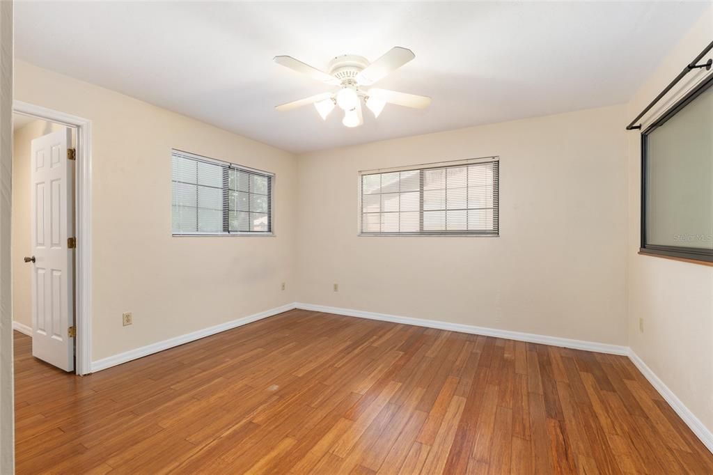 Под контрактом: $175,000 (2 спален, 2 ванн, 1106 Квадратных фут)