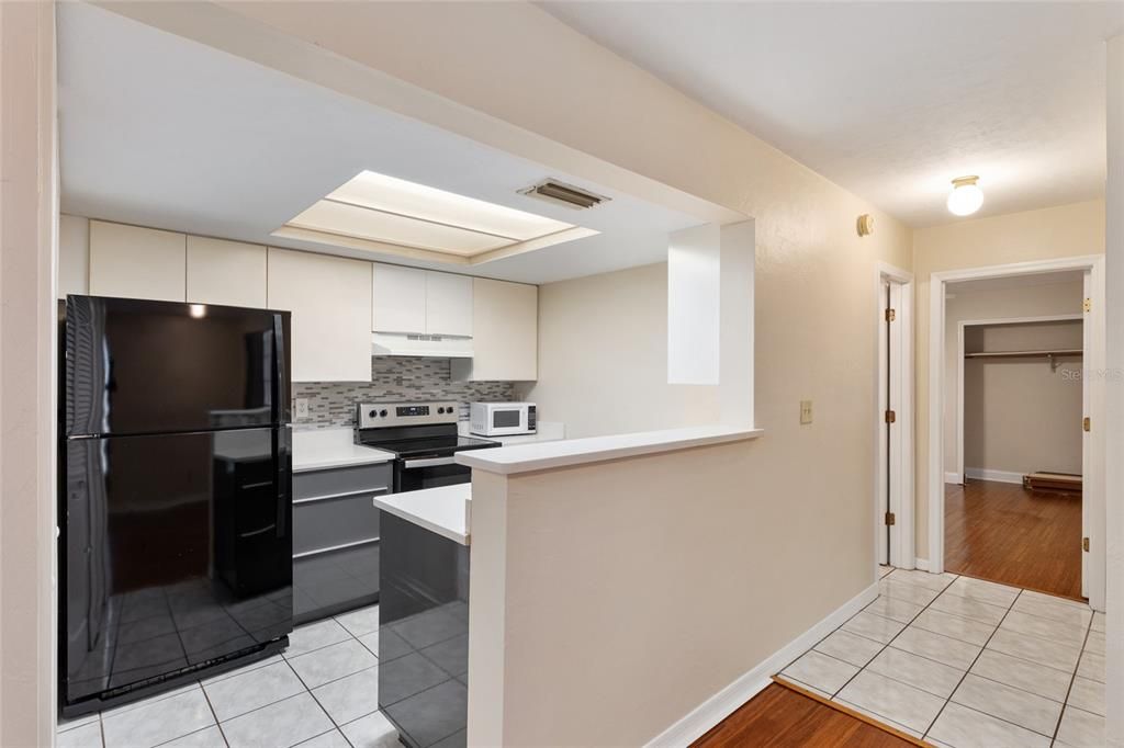 Под контрактом: $175,000 (2 спален, 2 ванн, 1106 Квадратных фут)