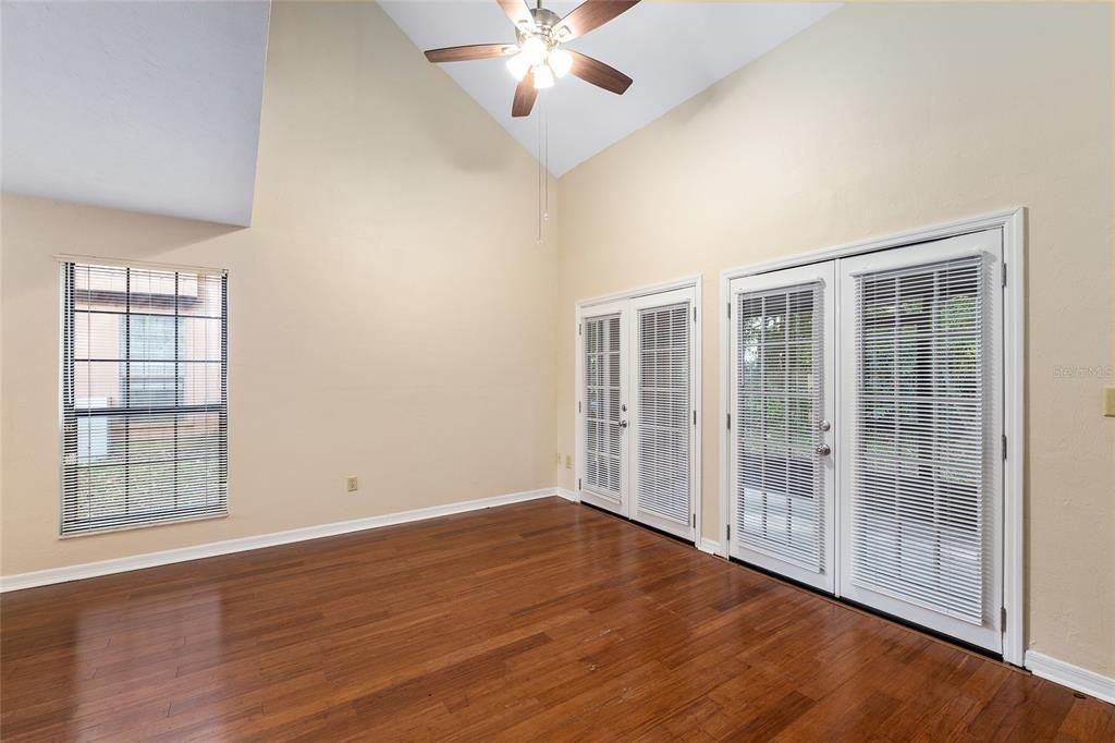 Под контрактом: $175,000 (2 спален, 2 ванн, 1106 Квадратных фут)