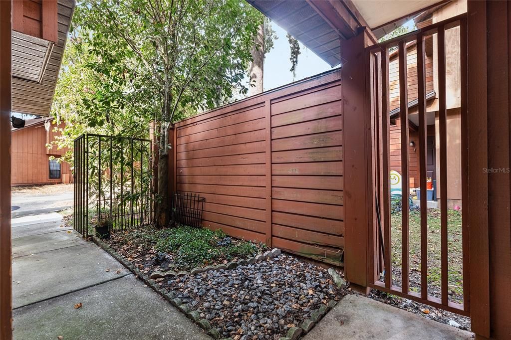 Под контрактом: $175,000 (2 спален, 2 ванн, 1106 Квадратных фут)