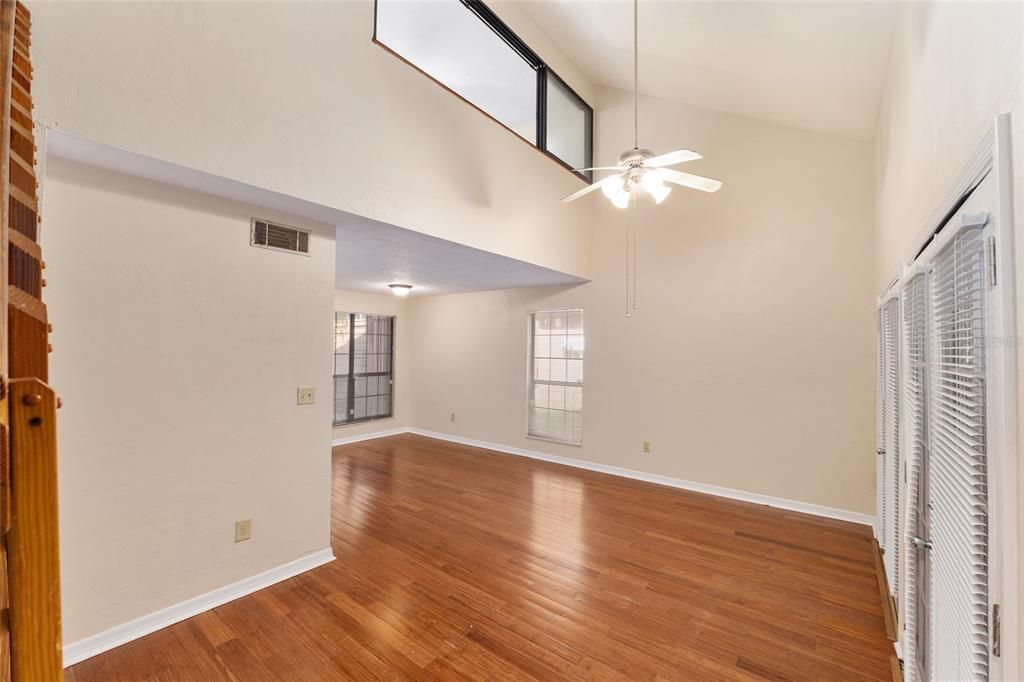 Под контрактом: $175,000 (2 спален, 2 ванн, 1106 Квадратных фут)