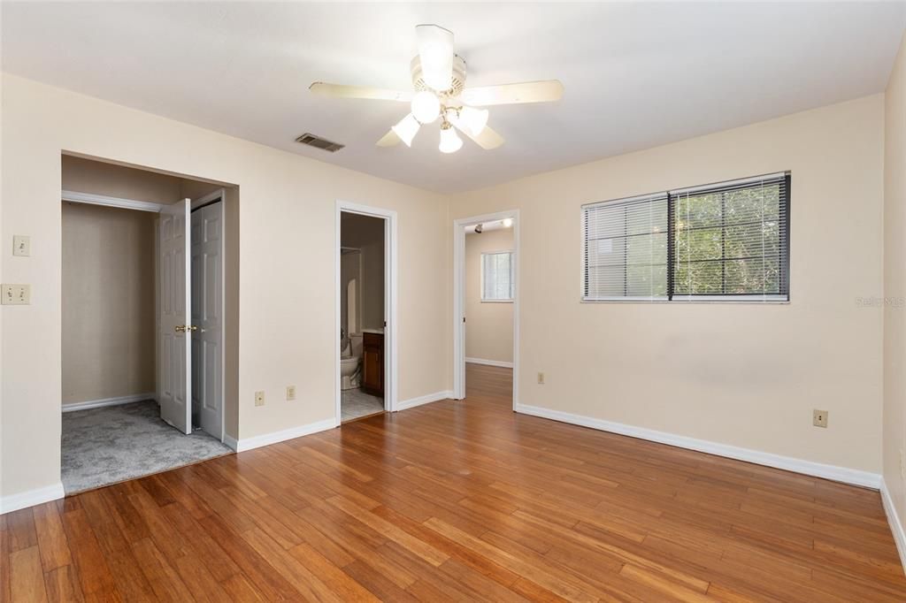 Под контрактом: $175,000 (2 спален, 2 ванн, 1106 Квадратных фут)