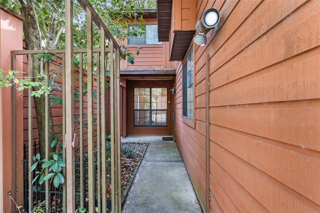 Под контрактом: $175,000 (2 спален, 2 ванн, 1106 Квадратных фут)