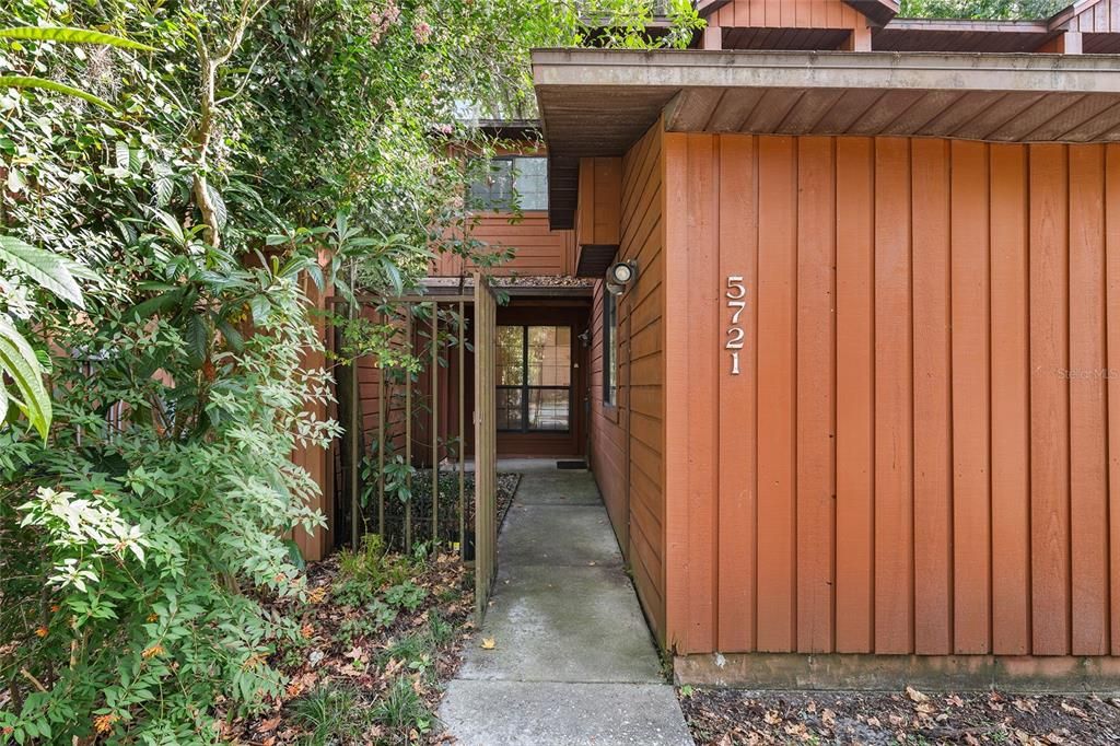 Под контрактом: $175,000 (2 спален, 2 ванн, 1106 Квадратных фут)