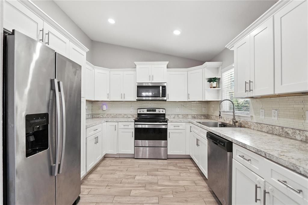 Active With Contract: $300,000 (3 beds, 2 baths, 1386 Square Feet)