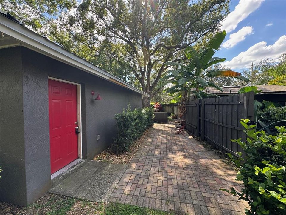 Под контрактом: $1,549 (1 спален, 1 ванн, 900 Квадратных фут)