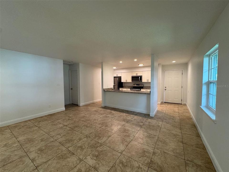 Под контрактом: $1,549 (1 спален, 1 ванн, 900 Квадратных фут)