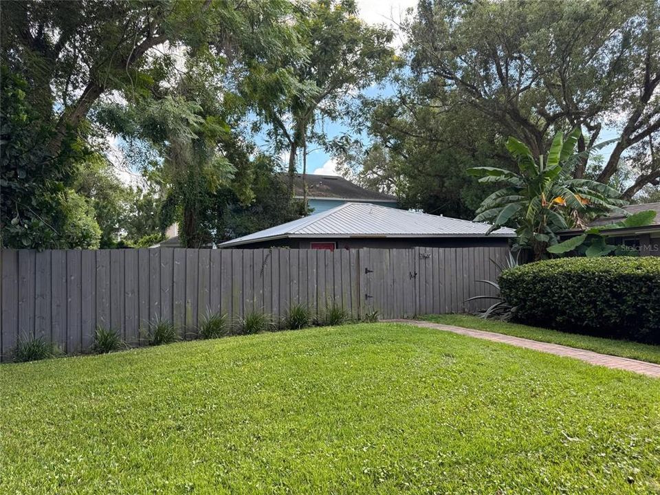 Под контрактом: $1,549 (1 спален, 1 ванн, 900 Квадратных фут)