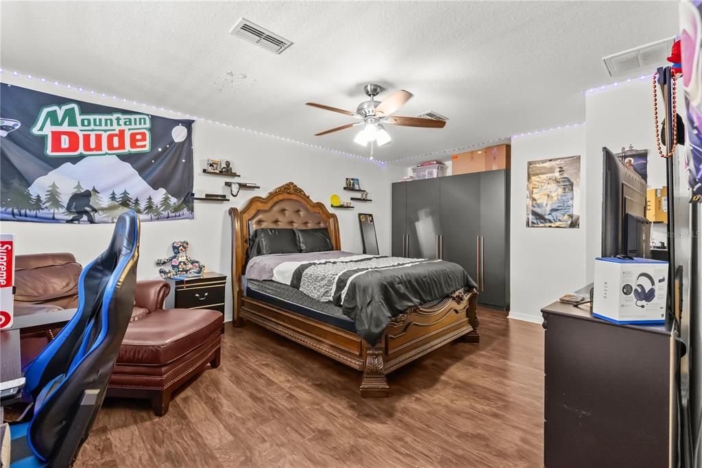 For Sale: $319,900 (4 beds, 3 baths, 2014 Square Feet)