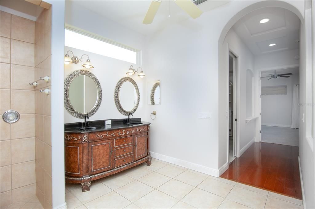 En Renta: $4,600 (4 camas, 3 baños, 3073 Pies cuadrados)