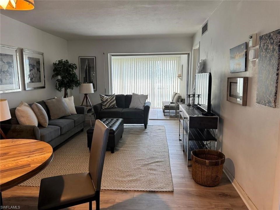 For Rent: $3,500 (2 beds, 2 baths, 950 Square Feet)