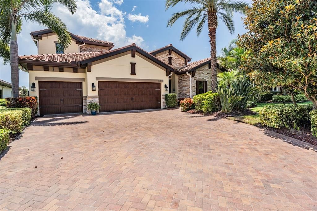 Activo con contrato: $1,299,900 (4 camas, 3 baños, 3119 Pies cuadrados)