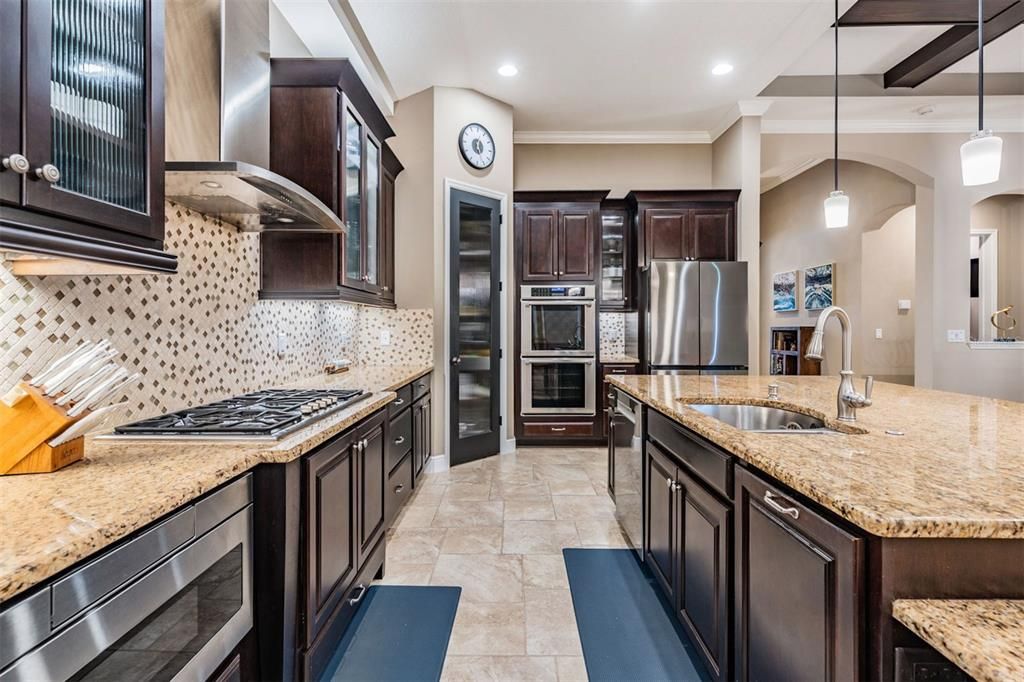 Activo con contrato: $1,299,900 (4 camas, 3 baños, 3119 Pies cuadrados)