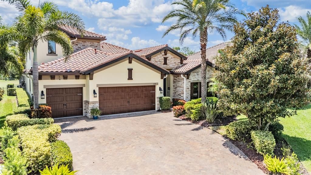 Activo con contrato: $1,299,900 (4 camas, 3 baños, 3119 Pies cuadrados)