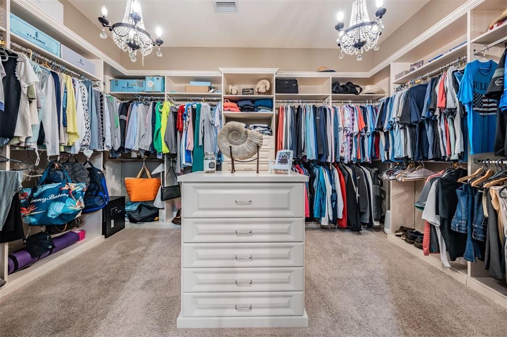 Activo con contrato: $1,299,900 (4 camas, 3 baños, 3119 Pies cuadrados)