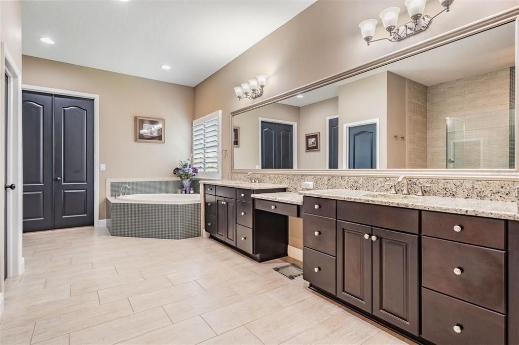 Activo con contrato: $1,299,900 (4 camas, 3 baños, 3119 Pies cuadrados)