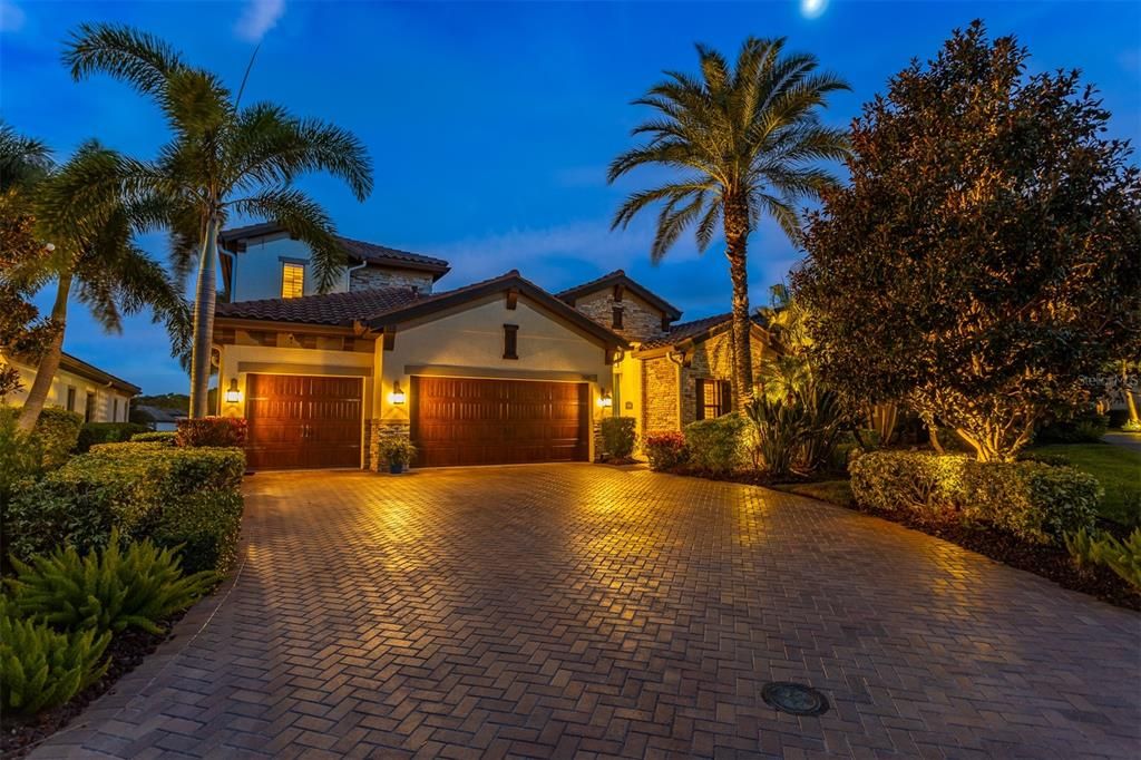 Activo con contrato: $1,299,900 (4 camas, 3 baños, 3119 Pies cuadrados)