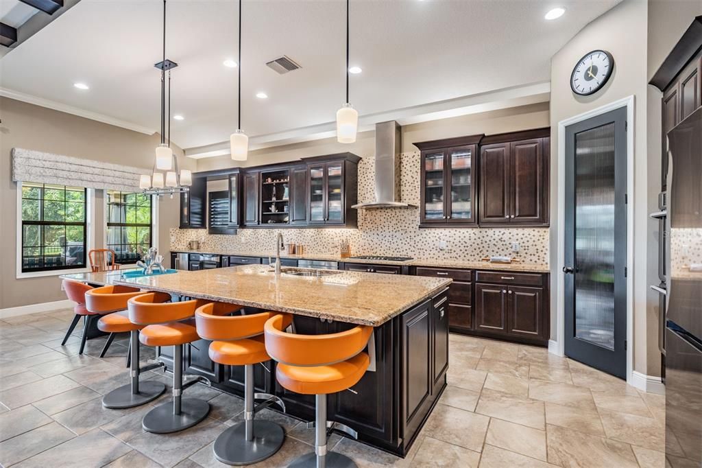 Activo con contrato: $1,299,900 (4 camas, 3 baños, 3119 Pies cuadrados)