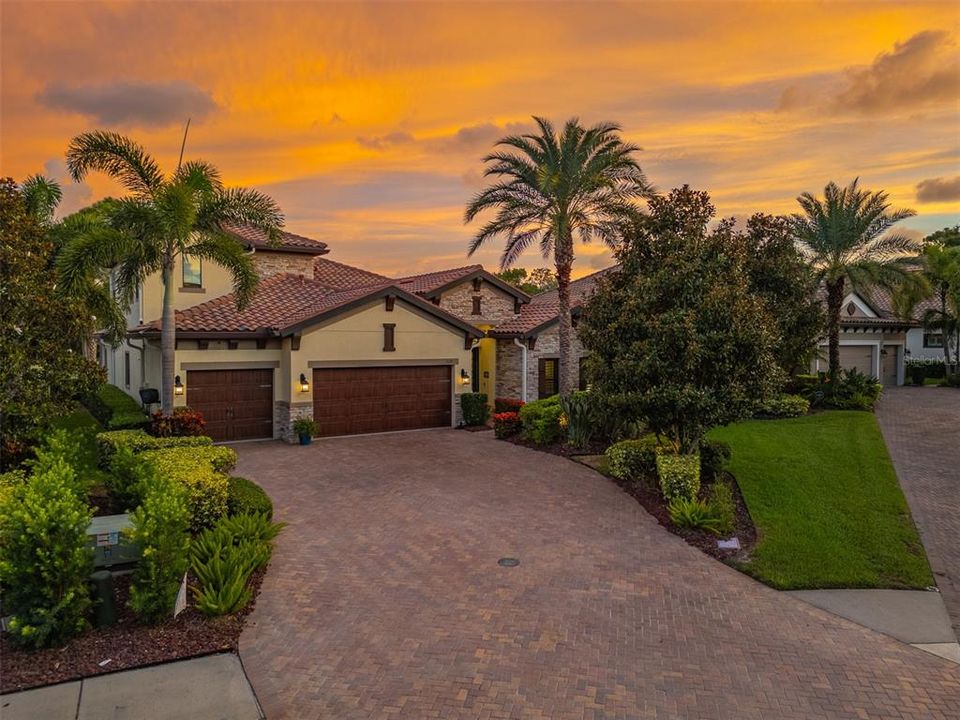 Activo con contrato: $1,299,900 (4 camas, 3 baños, 3119 Pies cuadrados)