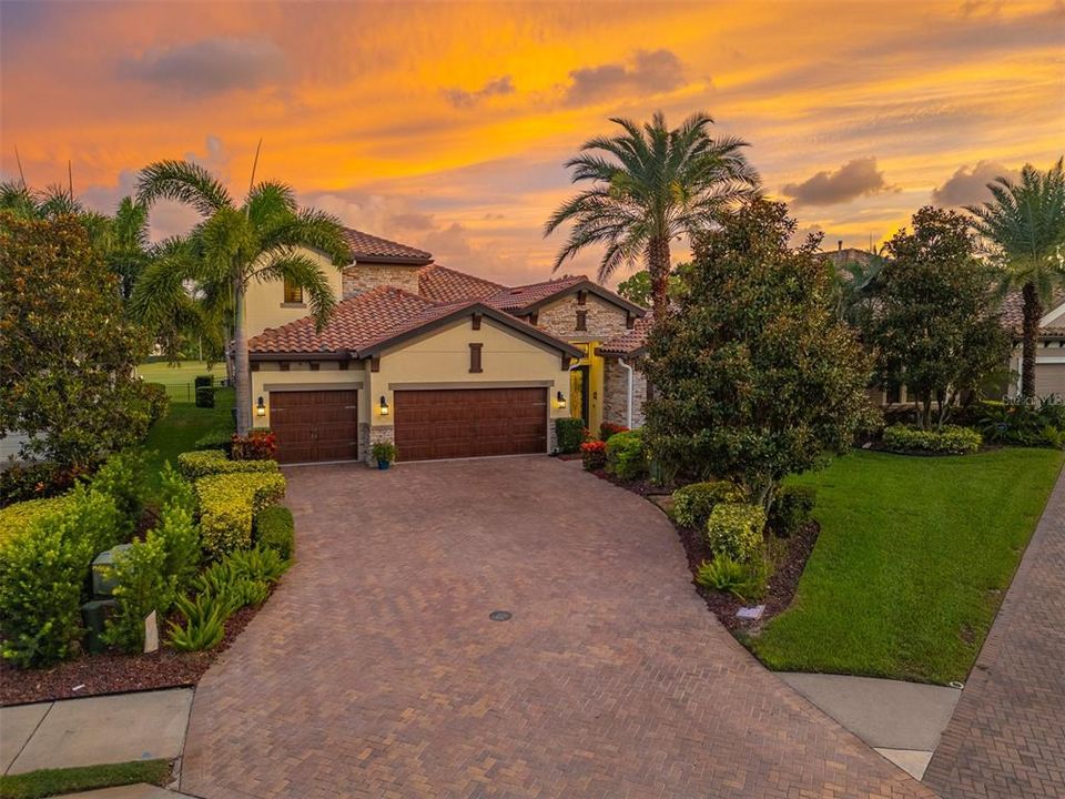 Activo con contrato: $1,299,900 (4 camas, 3 baños, 3119 Pies cuadrados)