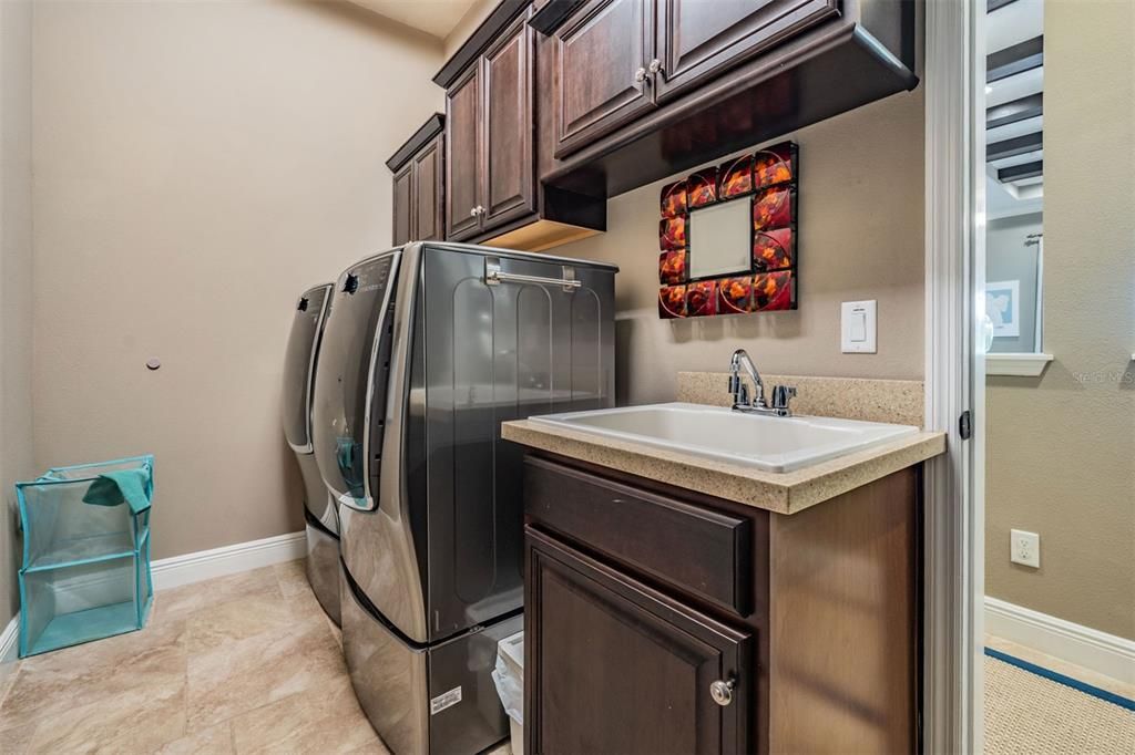 Activo con contrato: $1,299,900 (4 camas, 3 baños, 3119 Pies cuadrados)