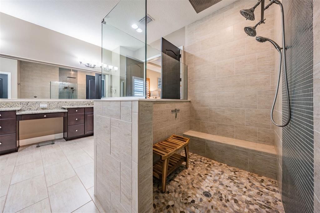 Activo con contrato: $1,299,900 (4 camas, 3 baños, 3119 Pies cuadrados)