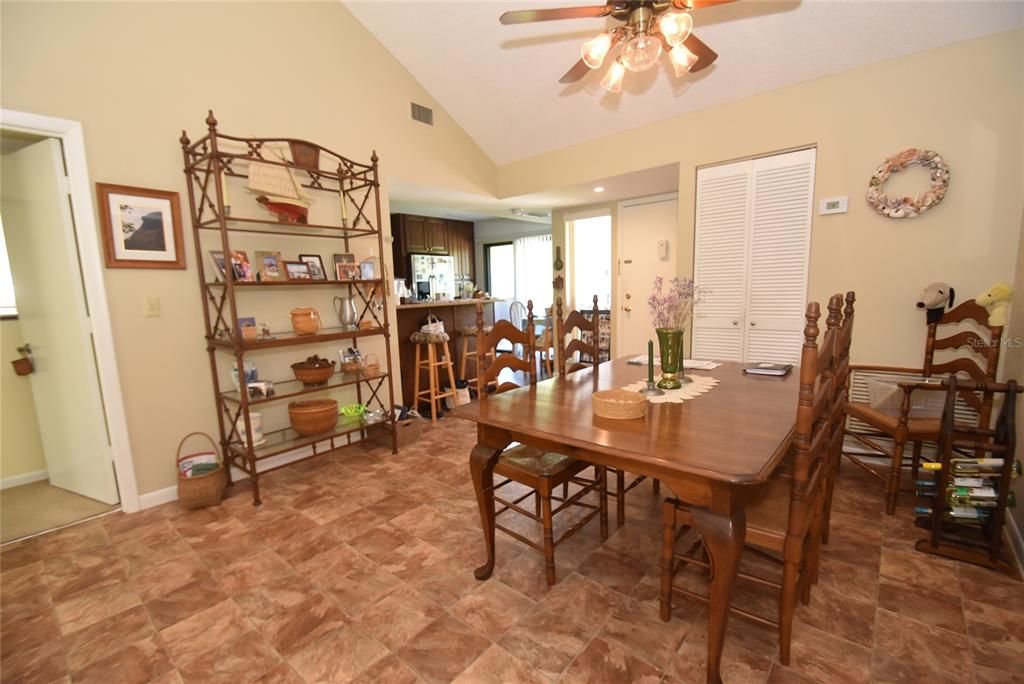 На продажу: $330,800 (3 спален, 2 ванн, 1283 Квадратных фут)