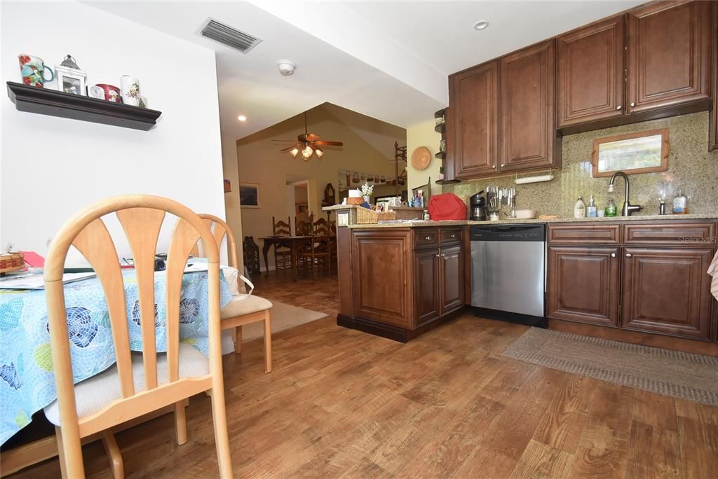 На продажу: $330,800 (3 спален, 2 ванн, 1283 Квадратных фут)