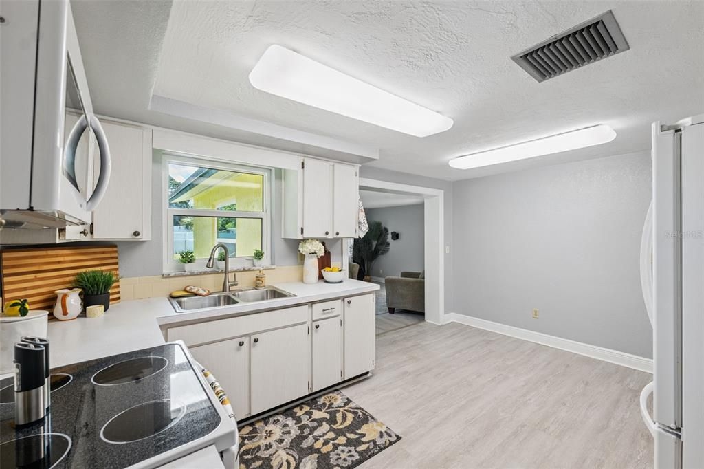 For Sale: $263,900 (2 beds, 2 baths, 1201 Square Feet)