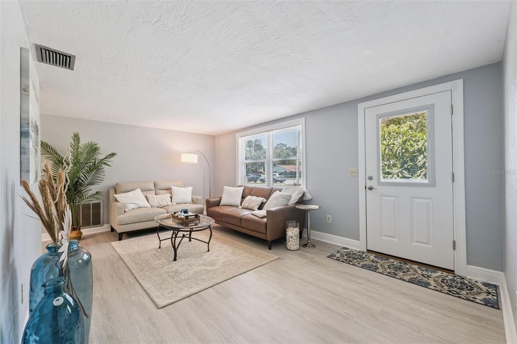 For Sale: $263,900 (2 beds, 2 baths, 1201 Square Feet)