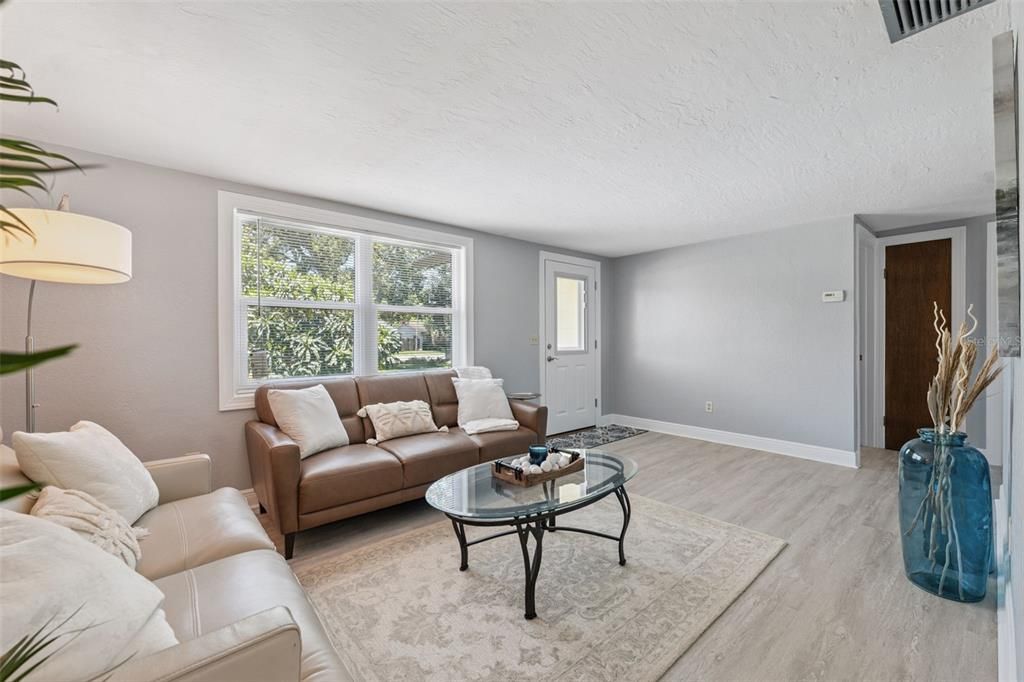 For Sale: $263,900 (2 beds, 2 baths, 1201 Square Feet)