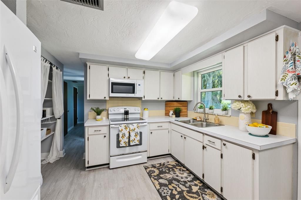 For Sale: $263,900 (2 beds, 2 baths, 1201 Square Feet)