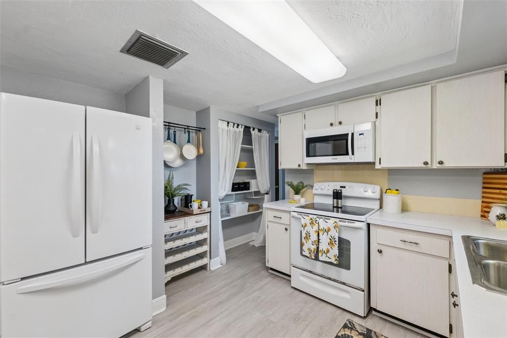 For Sale: $263,900 (2 beds, 2 baths, 1201 Square Feet)