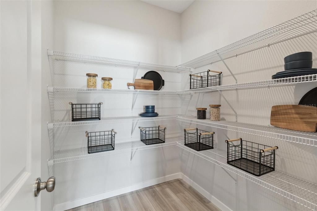 Под контрактом: $424,990 (4 спален, 3 ванн, 2407 Квадратных фут)