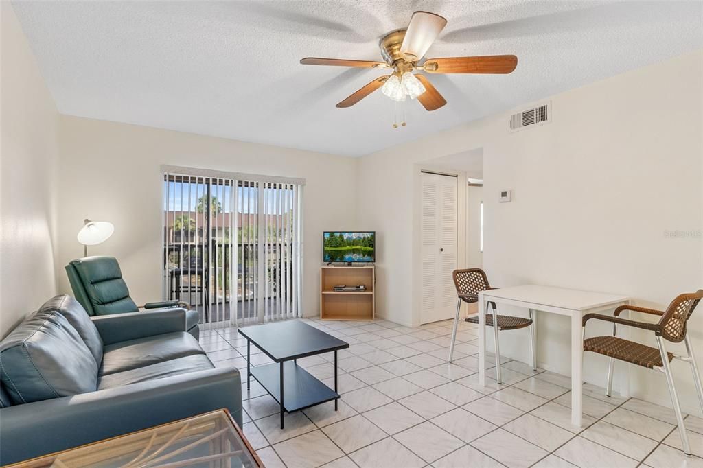 На продажу: $169,900 (3 спален, 2 ванн, 1011 Квадратных фут)