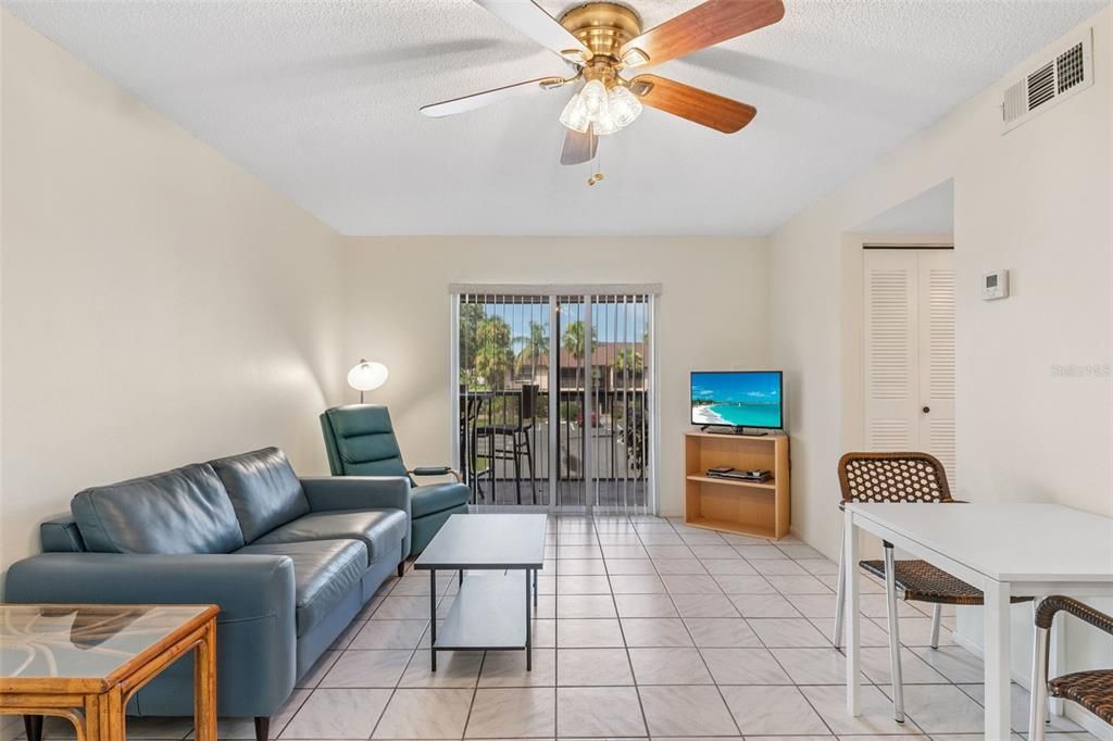 На продажу: $169,900 (3 спален, 2 ванн, 1011 Квадратных фут)