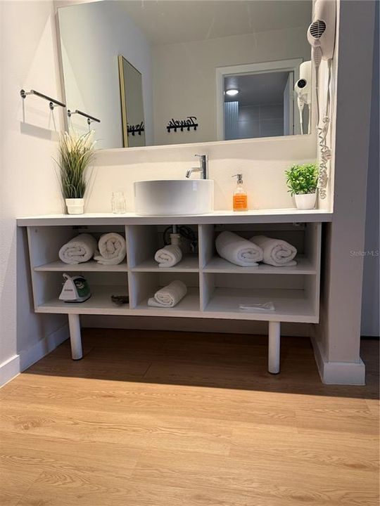 For Sale: $96,500 (1 beds, 1 baths, 325 Square Feet)