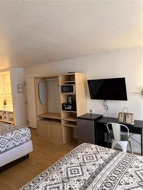 For Sale: $96,500 (1 beds, 1 baths, 325 Square Feet)